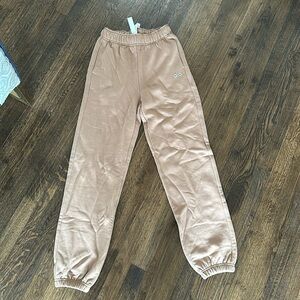 Alo Yoga Accolade sweatpants. Size XXS. NEW WITH TAGS.